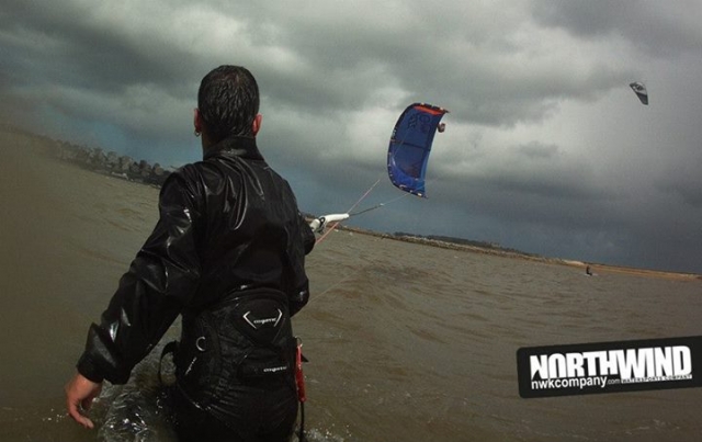 Practicando kitesurf